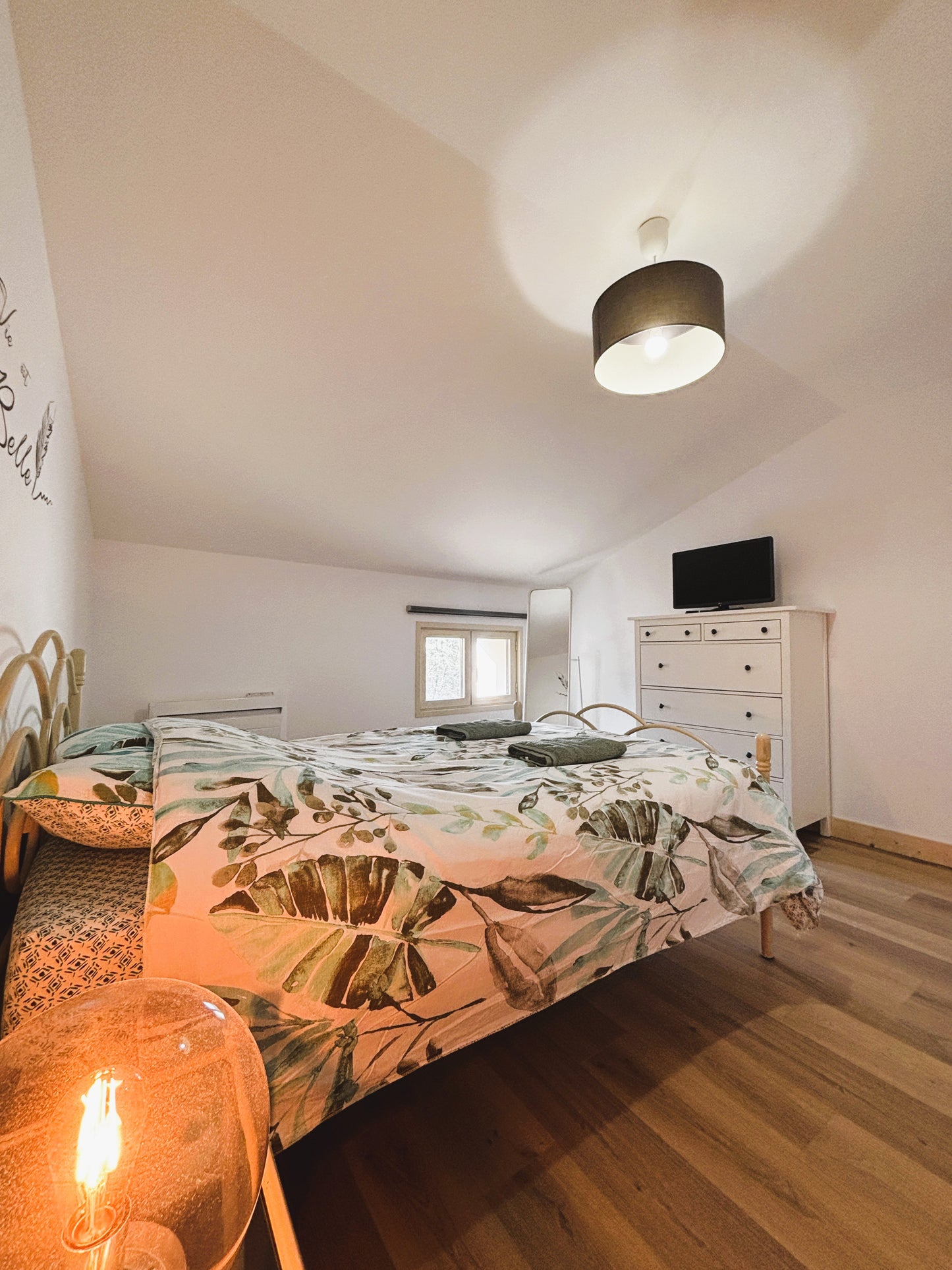 Gîte des Carmes à Vivonne – Grand Gîte Familial avec Terrasse, Baby-foot & Garage | Atout Clé Conciergerie