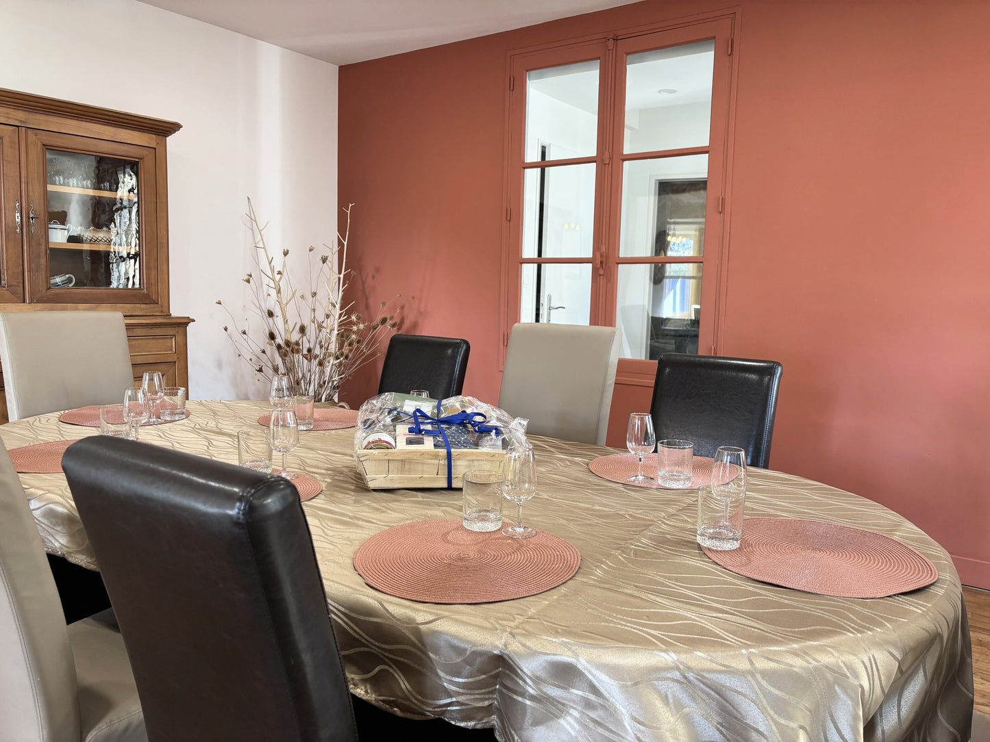 Gîte des Carmes à Vivonne – Grand Gîte Familial avec Terrasse, Baby-foot & Garage | Atout Clé Conciergerie