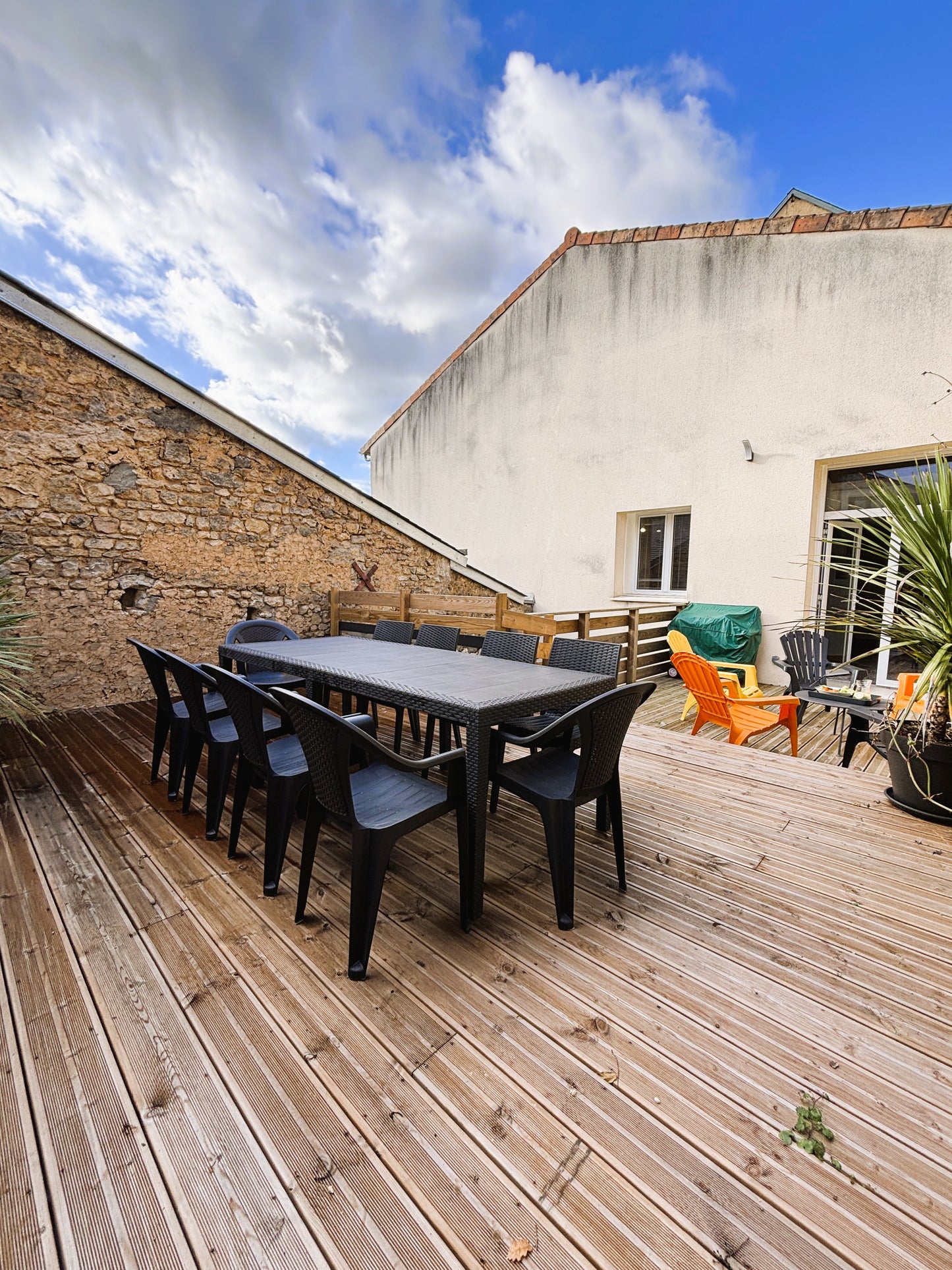 Gîte des Carmes à Vivonne – Grand Gîte Familial avec Terrasse, Baby-foot & Garage | Atout Clé Conciergerie