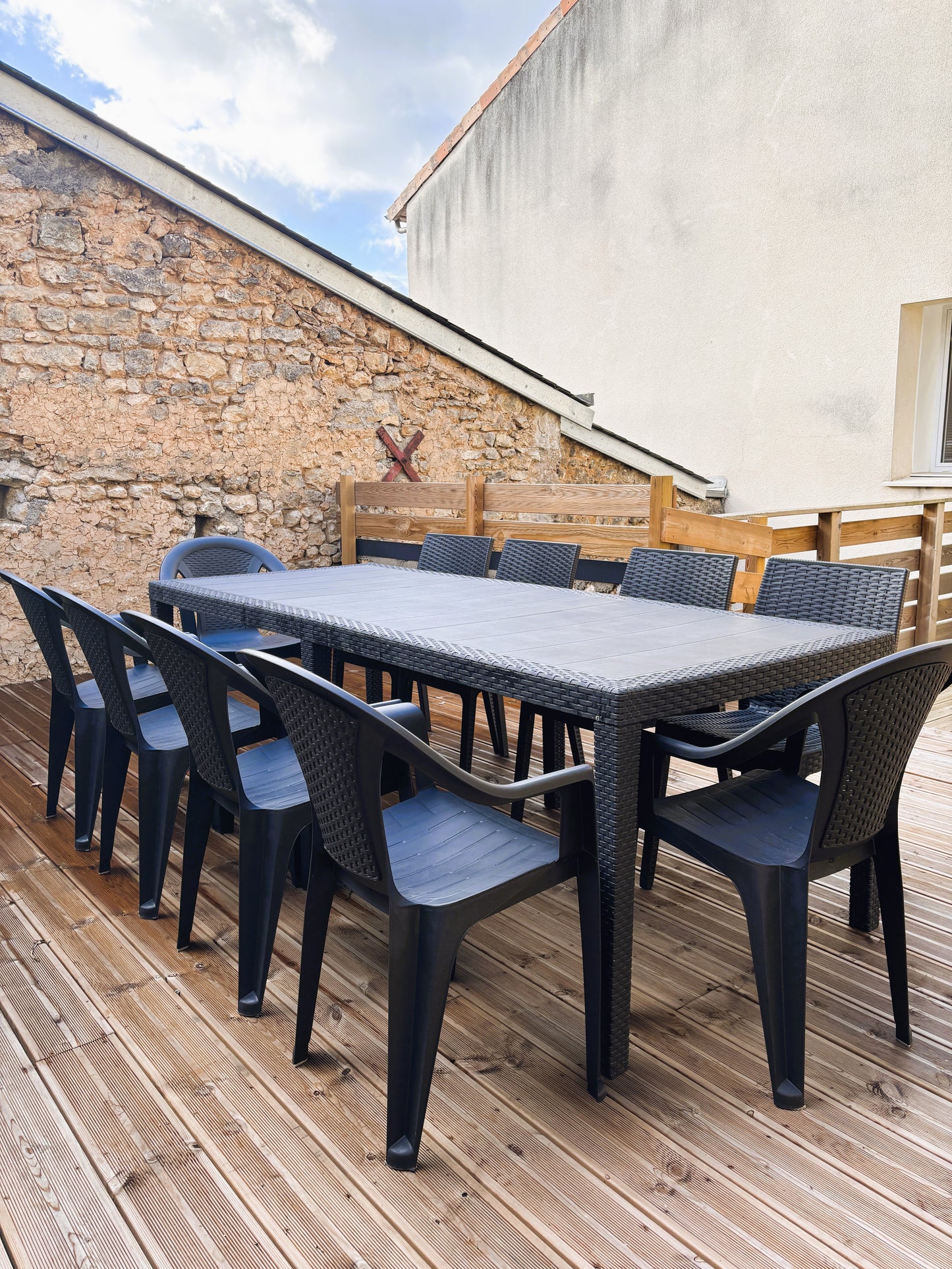 Gîte des Carmes à Vivonne – Grand Gîte Familial avec Terrasse, Baby-foot & Garage | Atout Clé Conciergerie